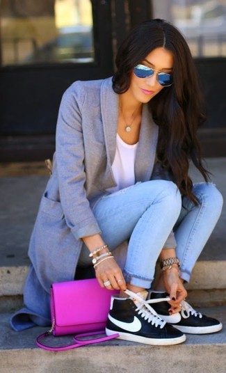 Comment porter des baskets montantes noires et blanches au printemps