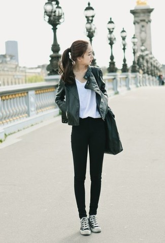 Comment porter des baskets montantes noires et blanches au printemps