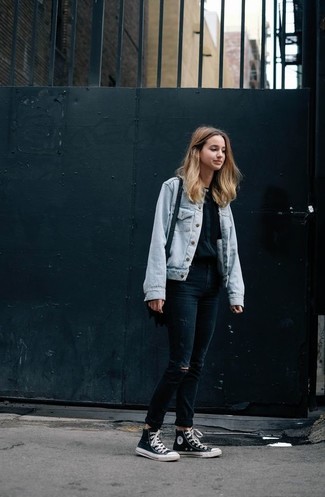 Comment porter des baskets montantes noires et blanches au printemps