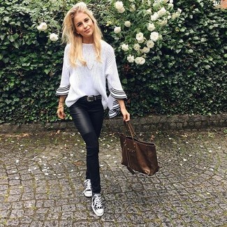 Comment porter des baskets montantes noires et blanches