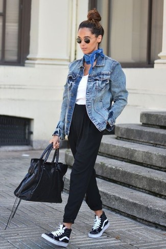 Comment porter des baskets montantes noires et blanches au printemps