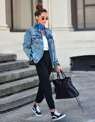 Comment porter des baskets montantes noires et blanches au printemps