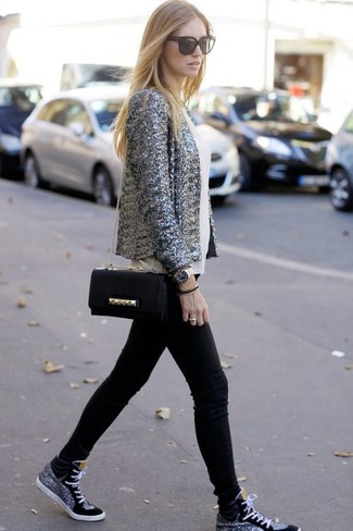 Comment porter des baskets montantes noires et blanches au printemps