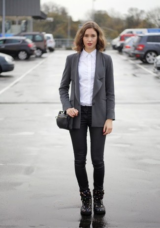Comment porter des baskets montantes noires et blanches au printemps