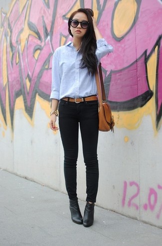 Comment porter des bottines en cuir noires et blanches