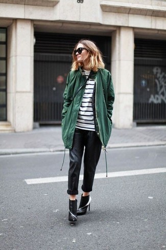 Comment porter des bottines en cuir noires et blanches
