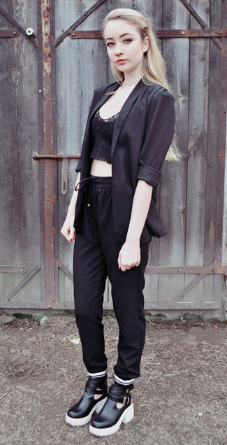 Comment porter des bottines en cuir noires et blanches