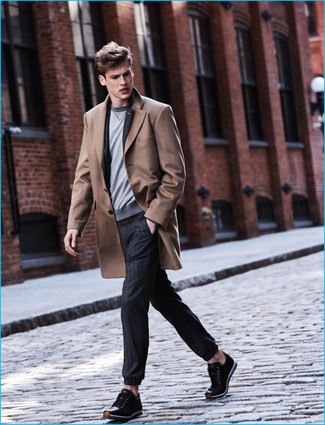 Un pantalon de jogging à porter avec des baskets basses noires et blanches