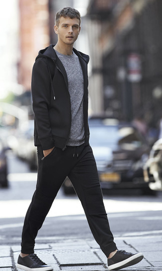 Un pantalon de jogging à porter avec des baskets basses noires et blanches