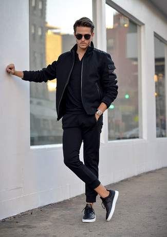 Un pantalon de jogging à porter avec des baskets basses noires et blanches