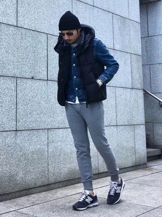 Un pantalon de jogging à porter avec des baskets basses noires et blanches