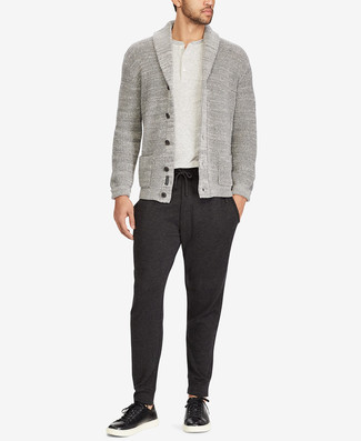 Un pantalon de jogging à porter avec des baskets basses noires et blanches