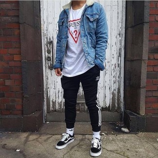 Un pantalon de jogging à porter avec des baskets basses noires et blanches