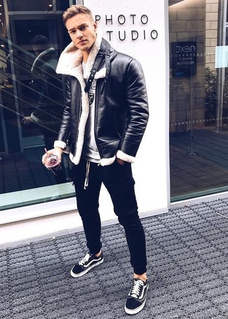 Un pantalon de jogging à porter avec des baskets basses noires et blanches