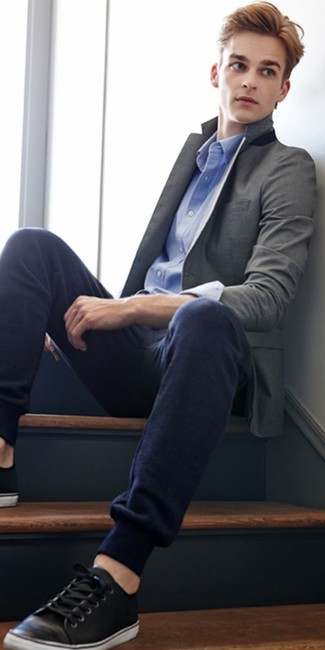 Un pantalon de jogging à porter avec des baskets basses noires et blanches