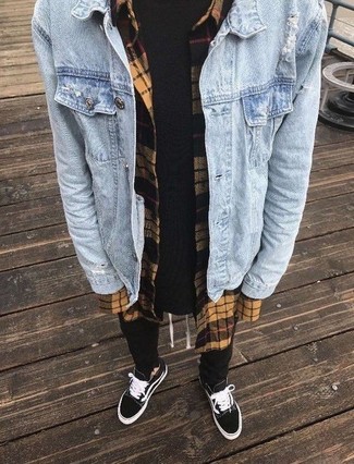 Un pantalon de jogging à porter avec des baskets basses noires et blanches