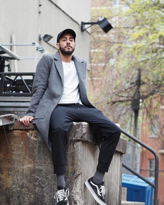 Un pantalon de jogging à porter avec des baskets basses noires et blanches