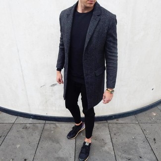 Un pantalon de jogging à porter avec des baskets basses noires et blanches