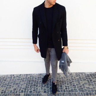 Un pantalon de jogging à porter avec des baskets basses noires et blanches