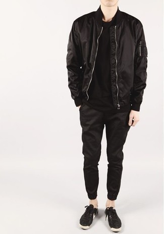 Un pantalon de jogging à porter avec des baskets basses noires et blanches