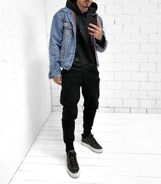 Un pantalon de jogging à porter avec des baskets basses noires et blanches