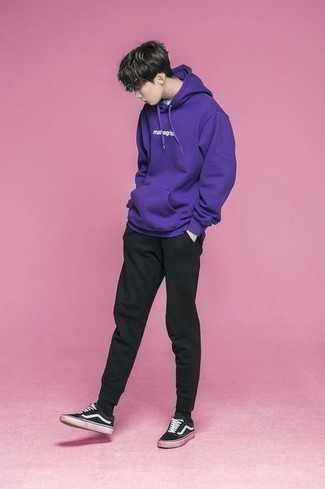 Un pantalon de jogging à porter avec des baskets basses noires et blanches