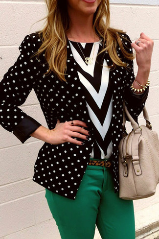 Comment porter un blazer á pois noir et blanc