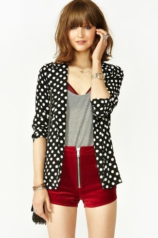 Comment porter un blazer á pois noir et blanc