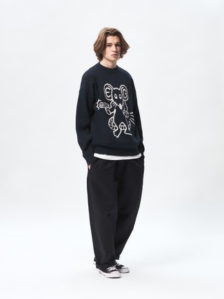 Comment porter un pull à col rond imprimé noir et blanc