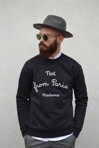 Comment porter un pull à col rond imprimé noir et blanc