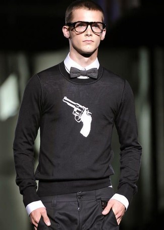 Comment porter un pull à col rond imprimé noir et blanc