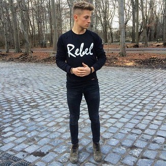 Comment porter un pull à col rond imprimé noir et blanc