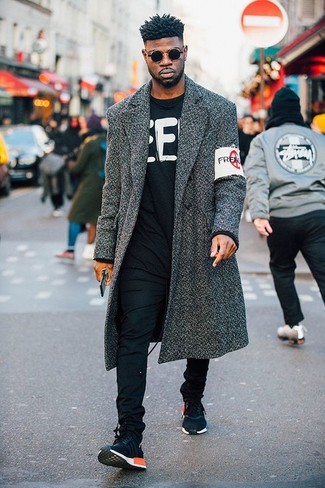 Comment porter un pull à col rond imprimé noir et blanc