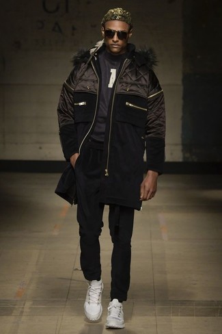 Comment porter un pull à col rond imprimé noir et blanc