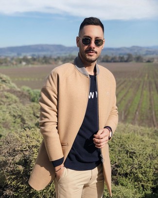 Comment porter un pull à col rond imprimé noir et blanc