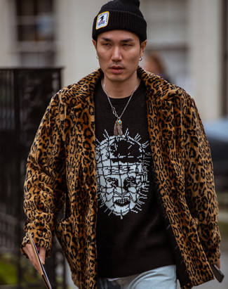 Comment porter un pull à col rond imprimé noir et blanc