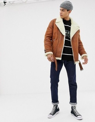 Comment porter un pull à col rond imprimé noir et blanc