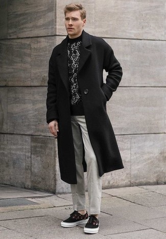 Comment porter un pull à col rond imprimé noir et blanc