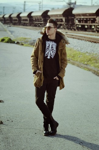 Comment porter un pull à col rond imprimé noir et blanc
