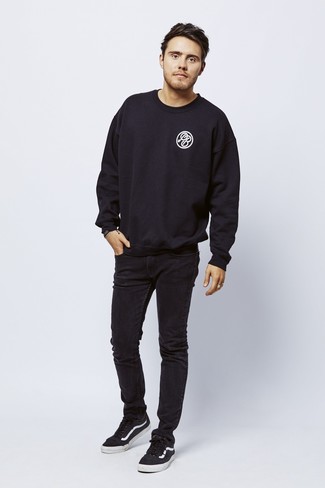Comment porter un sweat-shirt imprimé noir et blanc