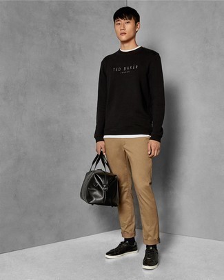 Comment porter un sweat-shirt imprimé noir et blanc