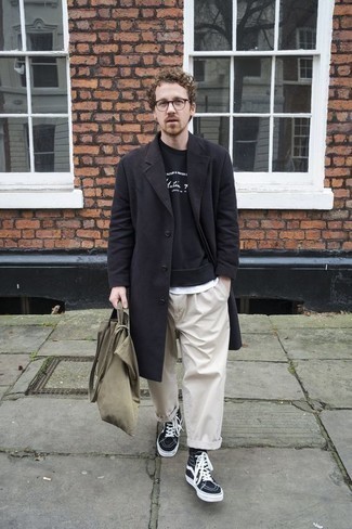 Comment porter un sweat-shirt imprimé noir et blanc