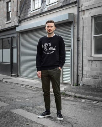 Comment porter un sweat-shirt imprimé noir et blanc