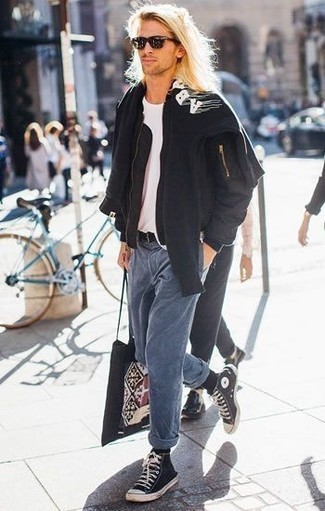 Comment porter un sweat-shirt imprimé noir et blanc