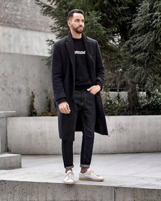 Comment porter un sweat-shirt imprimé noir et blanc