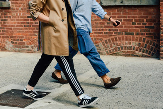 Comment porter un pantalon de jogging à rayures verticales noir et blanc pour un style decontractés