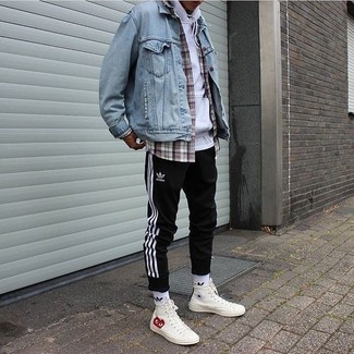 Comment porter un pantalon de jogging à rayures verticales noir et blanc pour un style decontractés