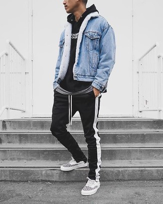 Comment porter un pantalon de jogging à rayures verticales noir et blanc pour un style decontractés
