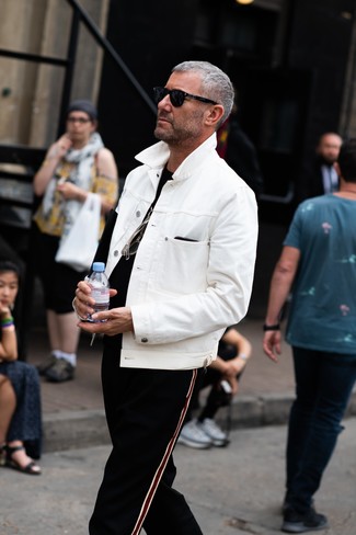 Comment porter un pantalon de jogging à rayures verticales noir et blanc pour un style decontractés