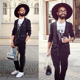 Comment porter un pantalon de jogging à rayures verticales noir et blanc pour un style decontractés